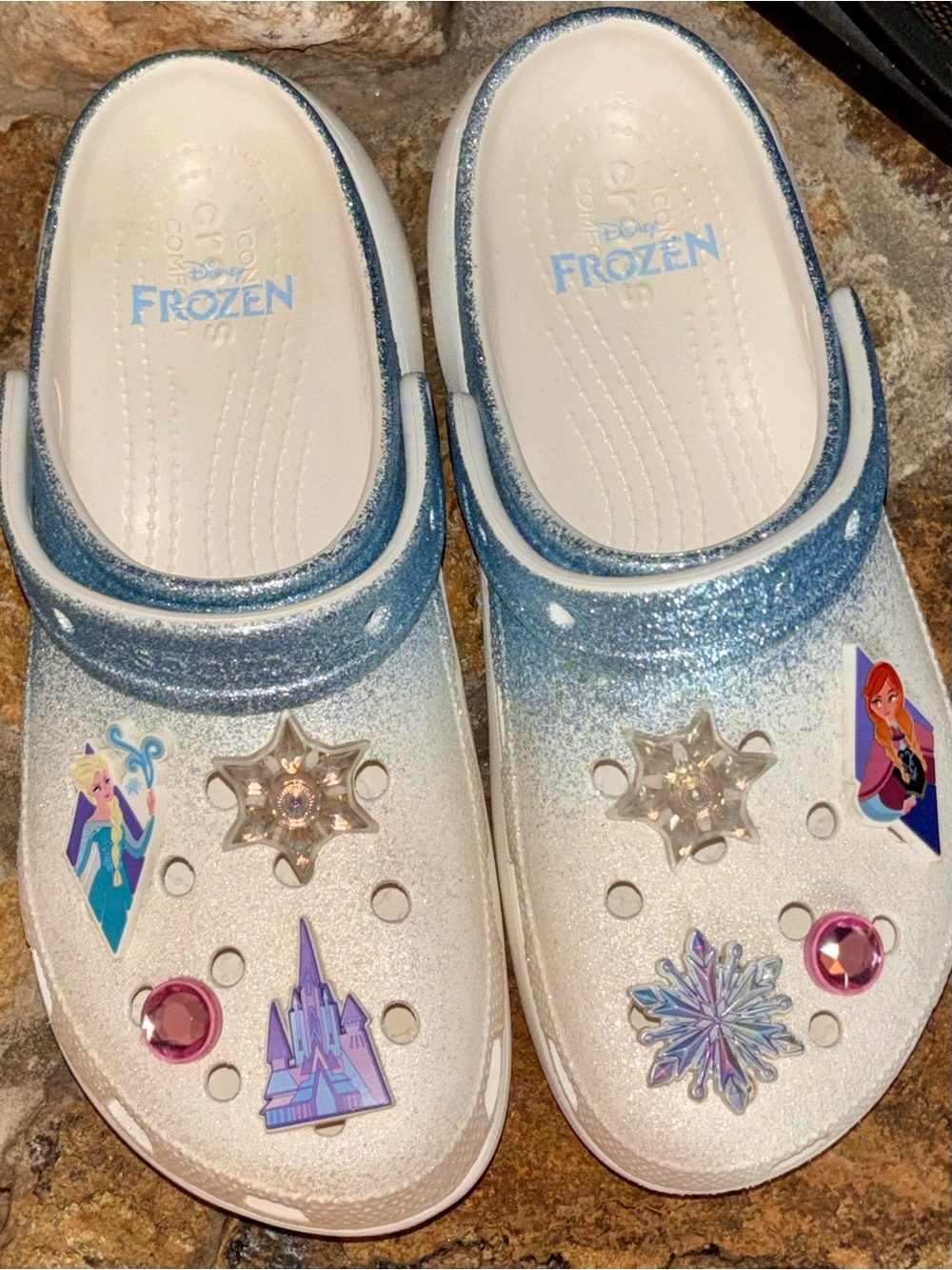 CROCS Women’s White and Blue Glitter Disney Frozen Clogs with Charms EUC